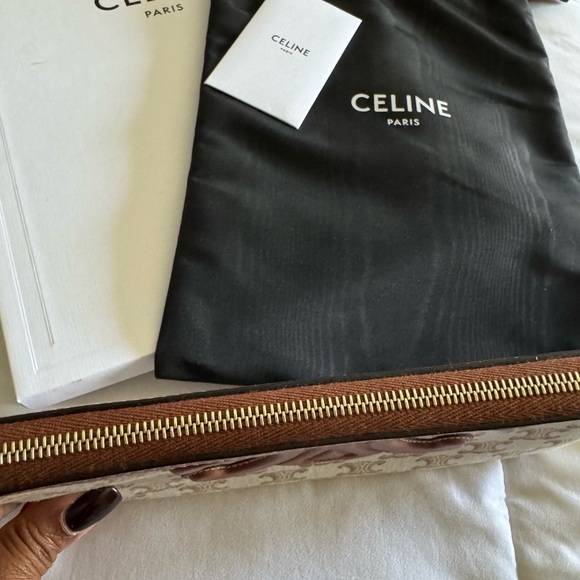 CELINE POUCH WITH STRAP CUIR TRIOMPHE IN TEXTILE WITH TRIOMPHE PRINT & CALFSKIN - Picture 9 of 10